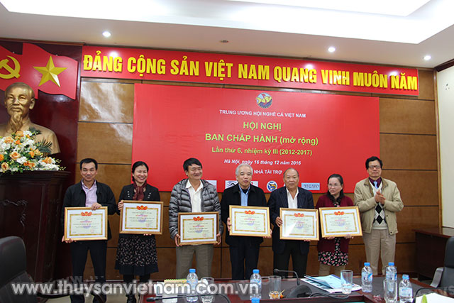 Lãnh đạo Hội nghề cá Việt Nam trao bằng khen cho đại diện các đơn vị có thành tích xuất sắc trong năm 2016
